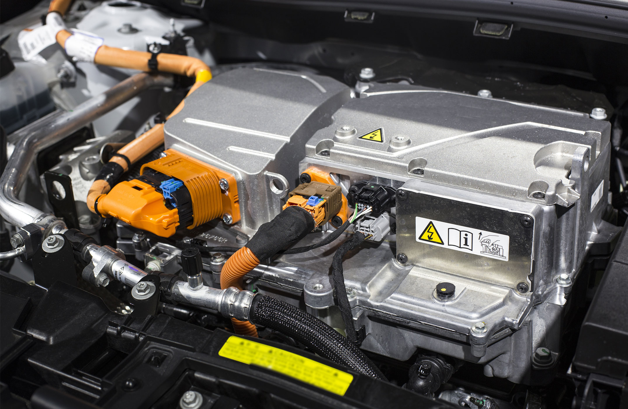 Teil eines Automotors mit Etiketten