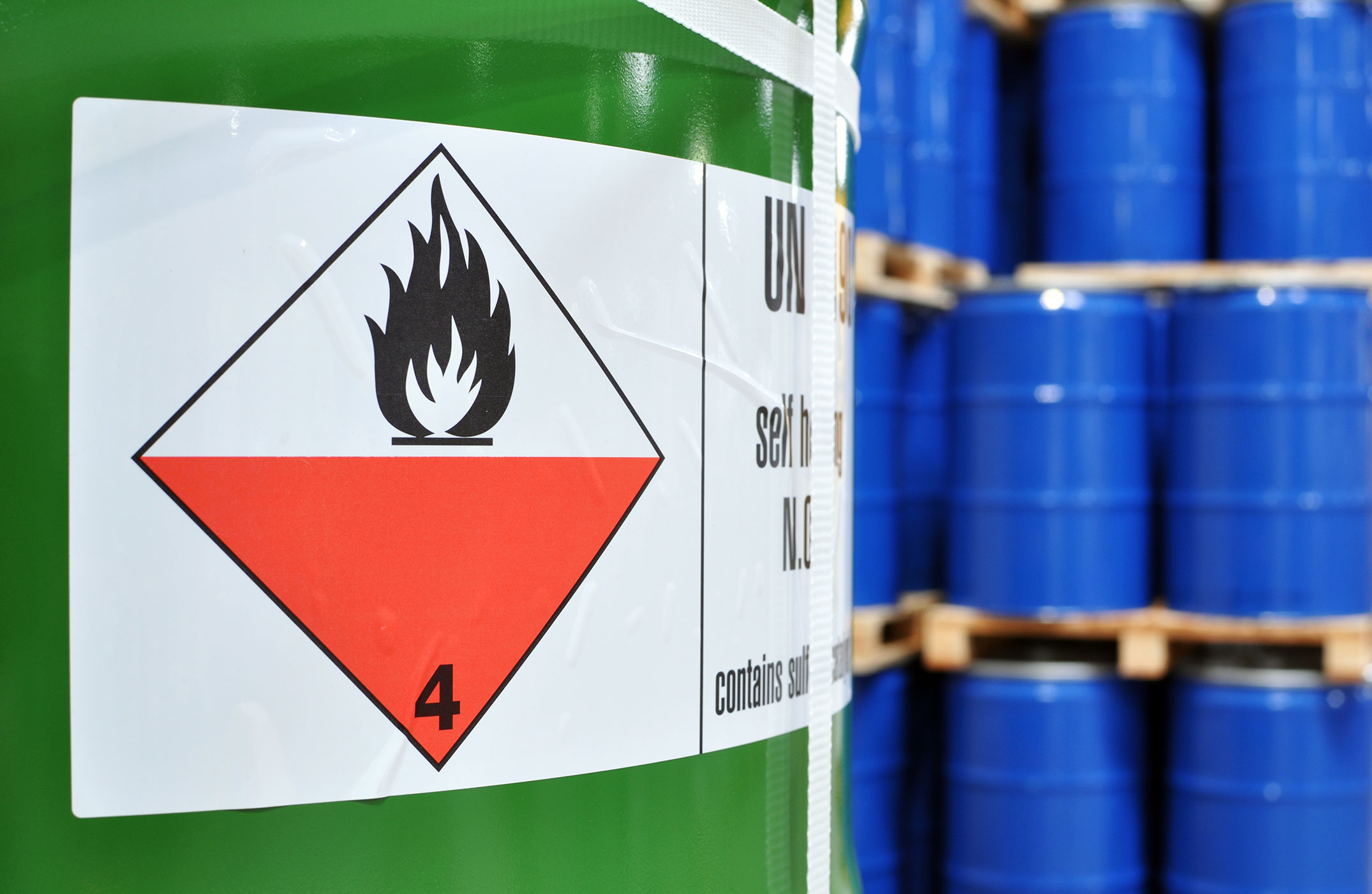 Metallfässer mit Etikett