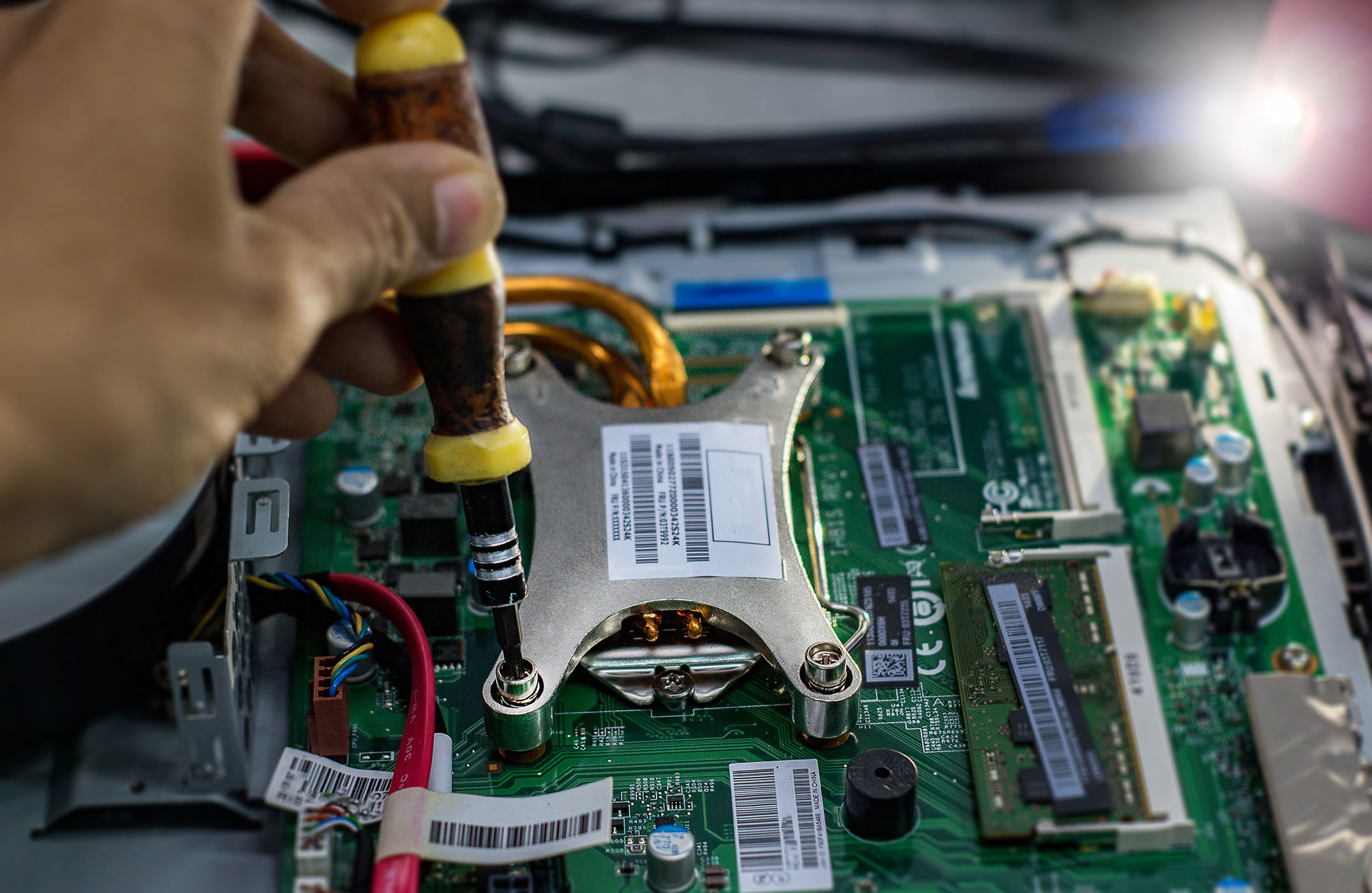 Mann zieht Schraube auf einer Platine fest