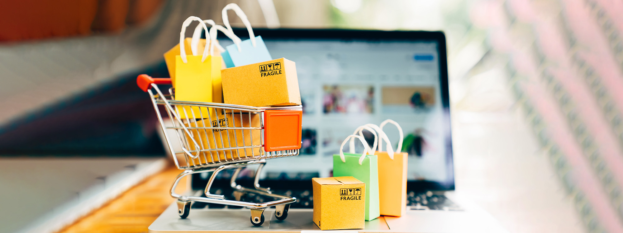 Mann prüft mit einem Smartphone einen Barcode auf einer Gemüseverpackung