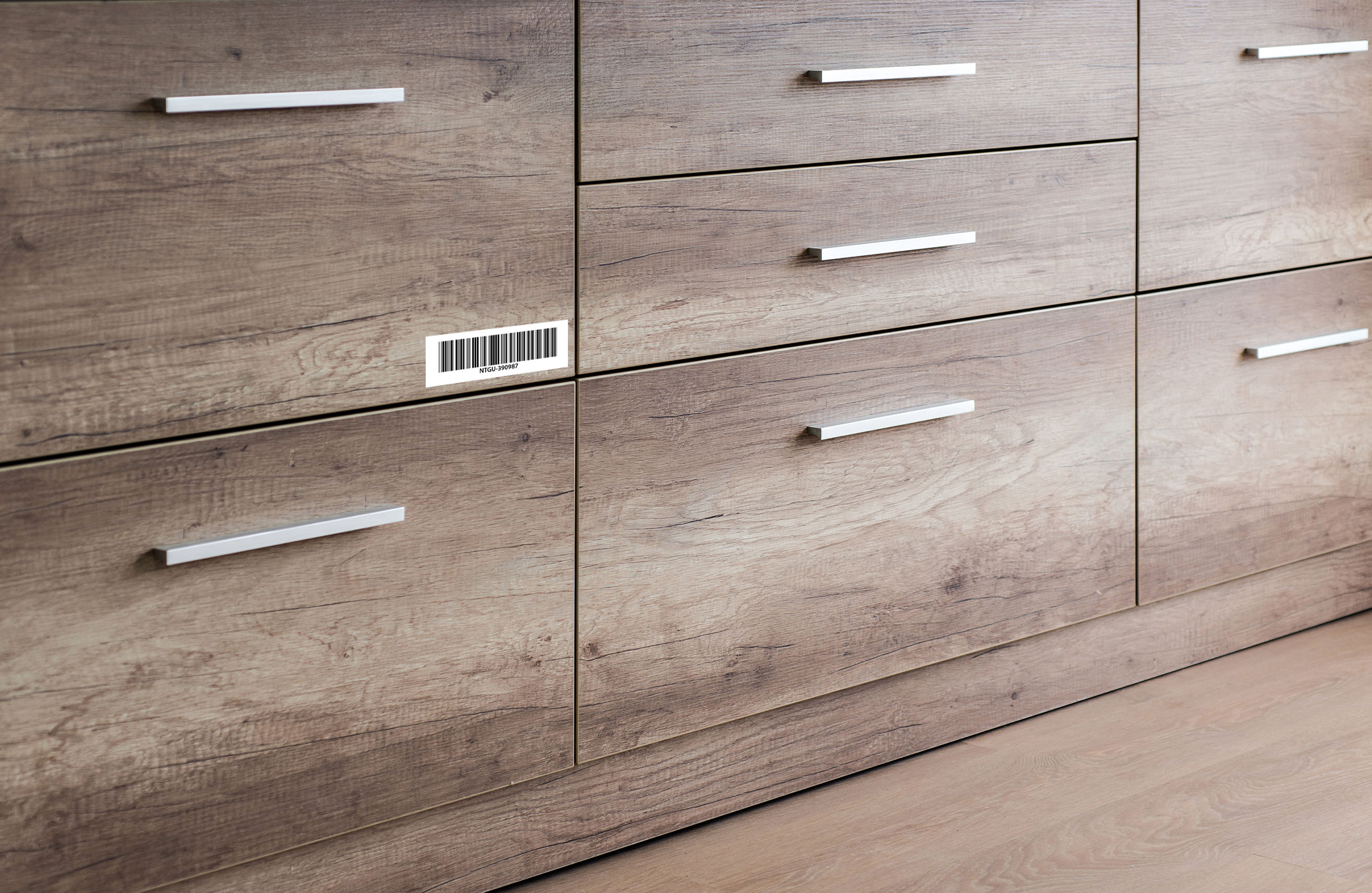 Frau prüft Preisschild an einer Lampe