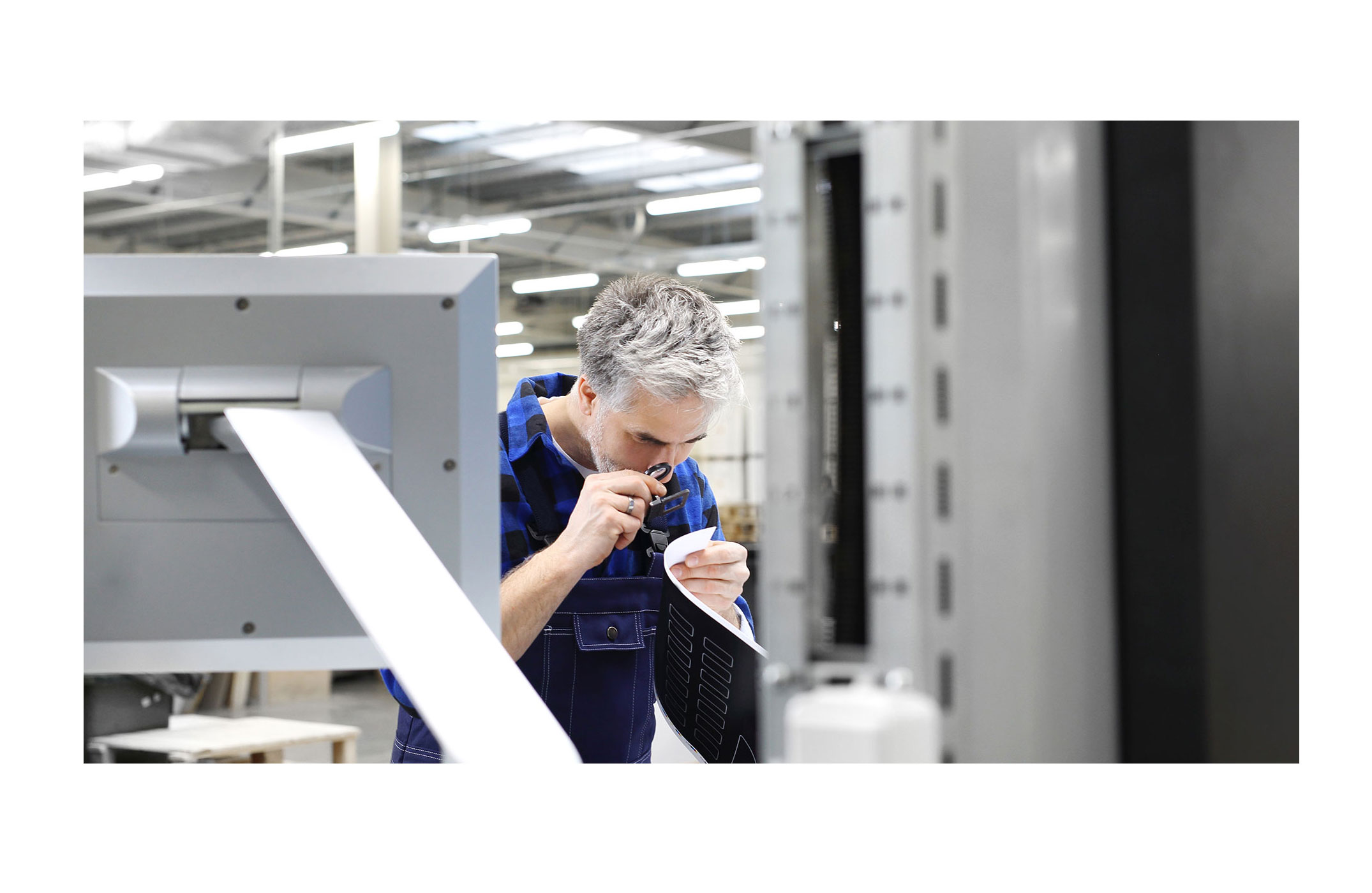 Mediengestalterin arbeitet an einem Grafiktablett