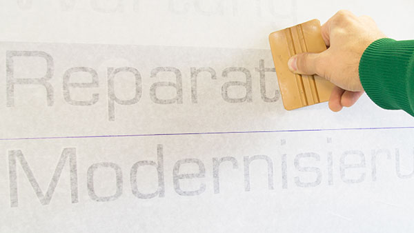 Anbringung, Folienschriftzug, Autobeklebung, Rakel