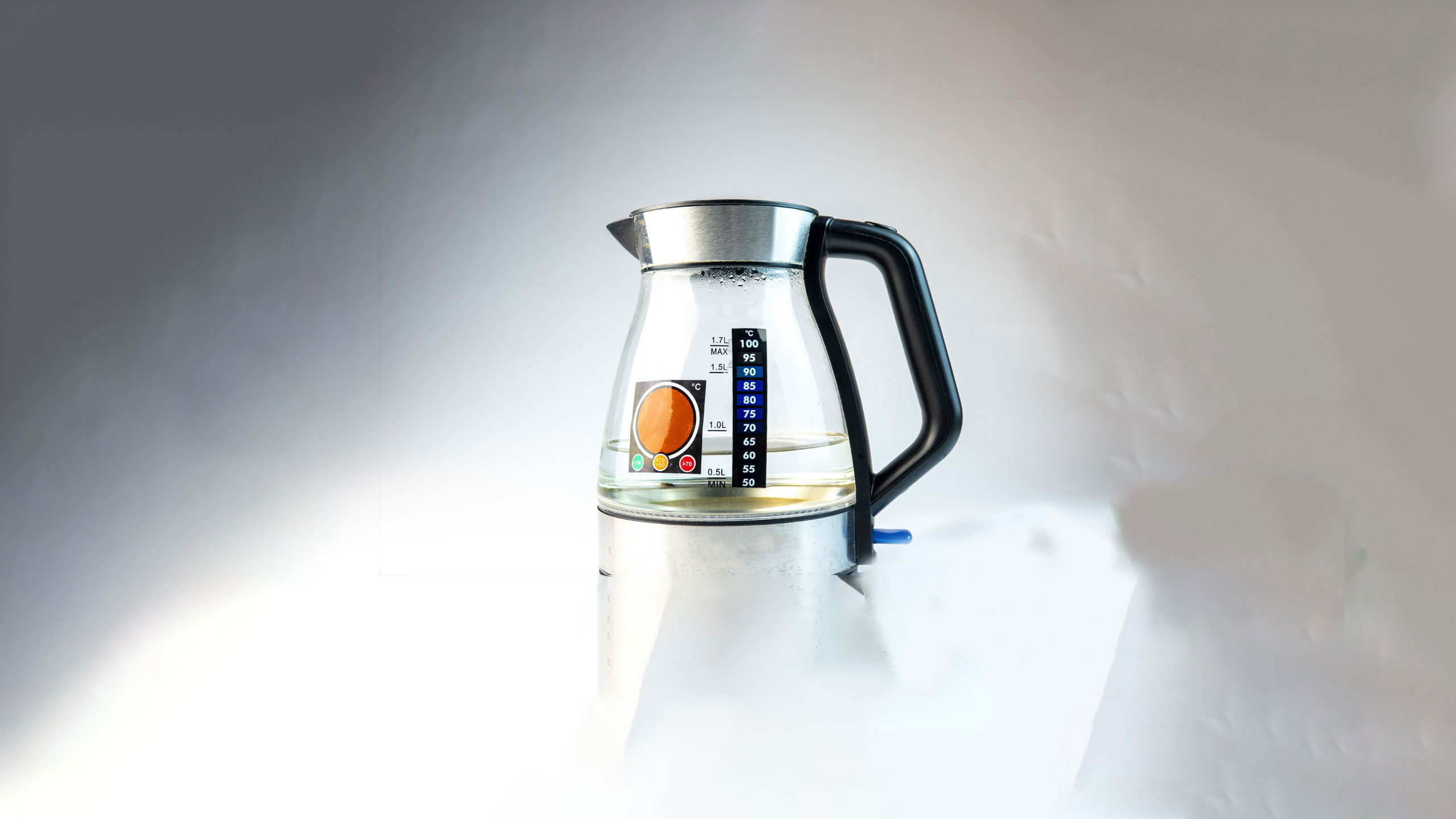 Reversibles Klebethermometer auf Wasserkocher