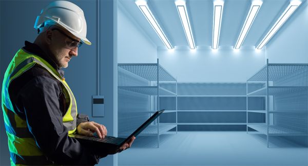 Lagerist bei der Kontrolle im Kühllager