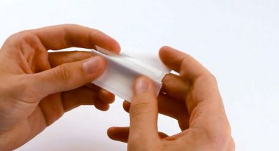 Z-Film-Etikett, selbstlaminierbar, in der Anwendung, zwei Hände