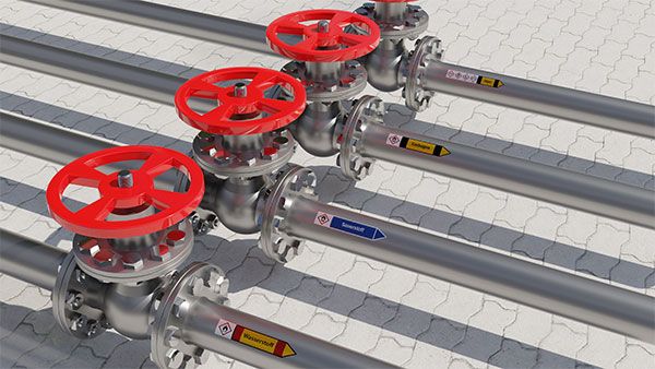 Rohrleitungskennzeichnung mit Gefahrenschildern an industriellen Ventilen