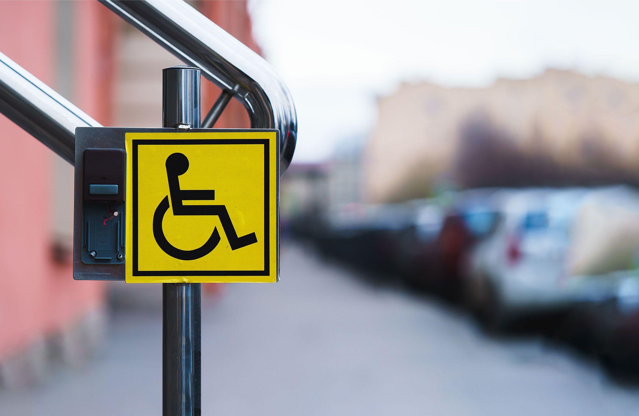 Gelbes Schild mit Rollstuhlfahrer